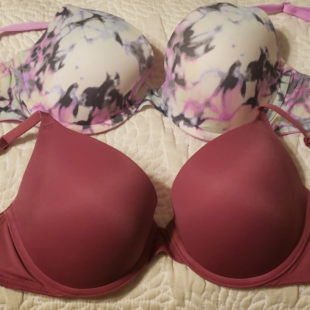 2x 32D Victoria's Secret bras for $12.